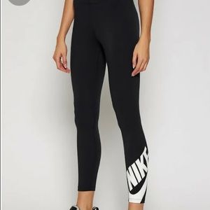 Nike women Black/white Leg A see Logo Leggings